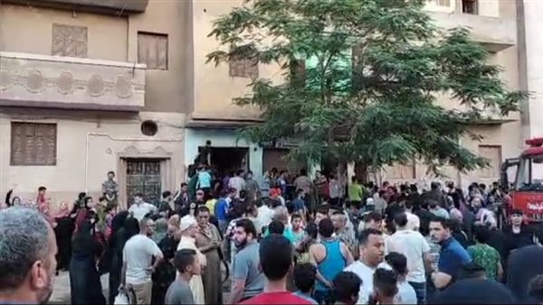 الأهالي أمام المنزل