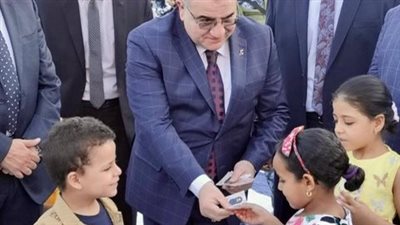 مساعد وزير الداخلية لمنطقة جنوب الصعيد يوزع العيديات على أطفال الأقصر | صور