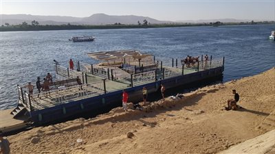 بسب حرارة الجو.. شباب الأقصر يهربون للنيل في ثاني أيام العيد| صور