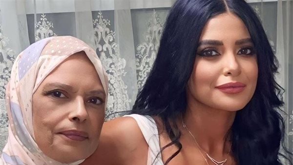 مروة الأزلي ووالدتها