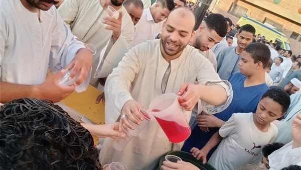 توزيع شربات على المارة