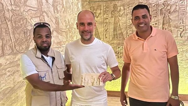 تقديم هدية لجوارديولا