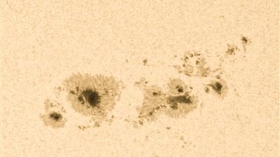 أكبر بـ 10 مرات من الكرة الأرضية.. رصد بقعة شمسية ضخمة صباح اليوم