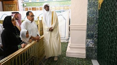 رئيس الوزراء يزور المسجد النبوي ويؤدي الصلاة فيه بعد أداء مناسك الحج