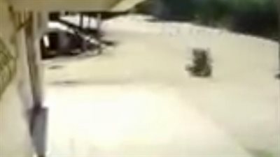 فيديو غريب.. كاميرات مراقبة توثق سير موتوسيكل 500 متر دون سائق بالأقصر