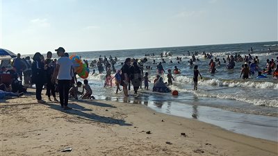زحام بشواطئ جمصة في نهاية عطلة عيد الأضحى
