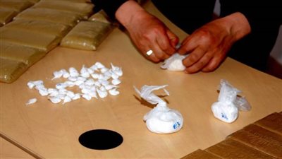 حبس عاطل متهم بالإتجار في الهيروين والآيس والكوكايين بالمطرية