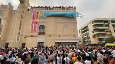 إعلان تجاري لـ مزيل عرق على جدران مسجد الصديق بالشيراتون يثير الجدل| صور 