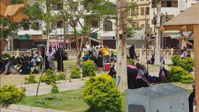 إقبال من السائحين وأهالي الأقصر على ساحة أبو الحجاج في ثالث أيام العيد