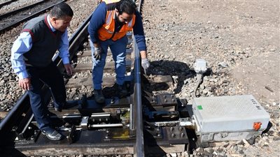 العمال كلمة السر.. استمرار أعمال نظافة وصيانة السكك الحديدية خلال إجازة عيد الأضحى