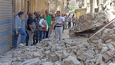 بعد أيام من عقار ميامي.. انهيار أجزاء من عقار قديم في حي الجمرك بالإسكندرية 