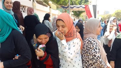 السعادة على وجوه طلاب الثانوية بالفيوم لسهولة امتحاني الفيزياء والتاريخ
