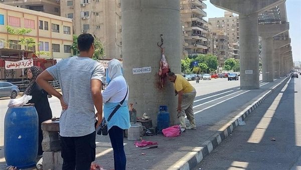 جزار يعلق اللحوم