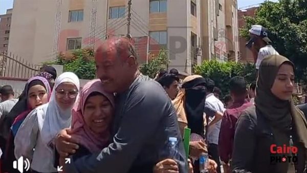 ولي أمر يحتضن ابنته