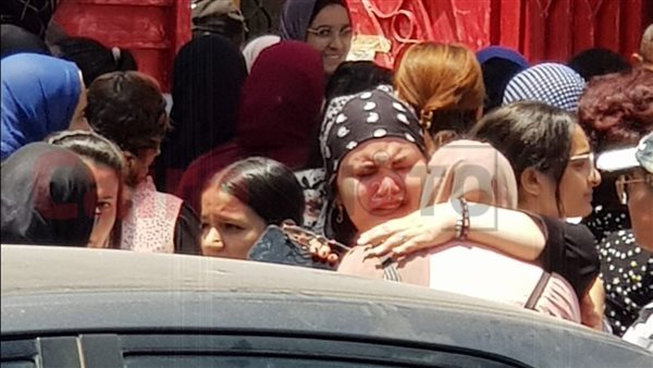 دموع وأحضان على أبواب