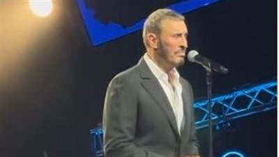 معجبة تلقي سبحة على كاظم الساهر في حفله بدبي.. ورد فعل مفاجئ من القيصر | فيديو