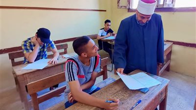 طلاب الثانوية الأزهرية علمي يؤدون امتحان الفيزياء اليوم 