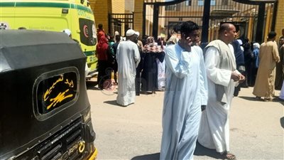 مصرع شخصين وإصابة 43 آخرين في تصادم سيارتين بطريق إدفو - مرسى علم | بث مباشر