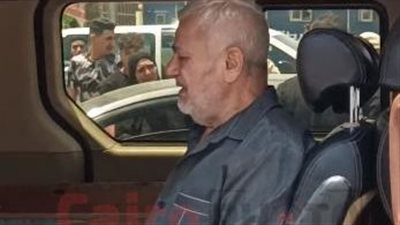 ممسكًا النعش بيده.. الوداع الأخير بين والد الفنان أحمد قنديل والراحل في سيارة نقل الموتى