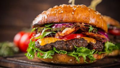 طريقة عمل البرجر فاطمة أبو حاتي.. سهلة وسريعة مثل المطاعم