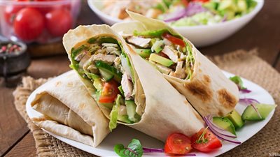 أسهل طريقة لعمل شاورما الفراخ أفخم من المطاعم.. وصفة علاء الشربيني