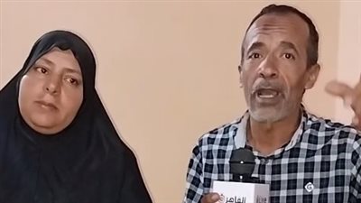 أسرة شاب أصيب بطعنات على يد جاره بالسويس: المتهم بلطجي وضرب اببنا دون سبب| بث مباشر 