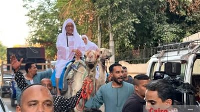 استقبال أولى أفواج الحجاج العائدين من السعودية على ظهور الجمال بشوارع الأقصر | صور