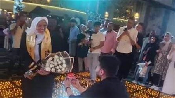 خطبة طالبة في حفل