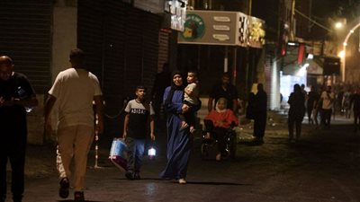 بالدموع.. إجلاء آلاف الفلسطينيين من مخيم جنين بعد العدوان الإسرائيلي | صور