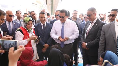 وزير الصحة يتفقد حملة 100 يوم صحة بقرية سنهور ويوجه بتكثيف أنشطة تنظيم الأسرة