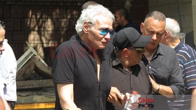 متكأ على صديقه.. انهيار محمد فؤاد في جنازة علاء عبد الخالق |النظرة الأخيرة