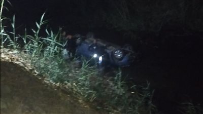 إصابة 5 أشخاص في انقلاب سيارة ملاكي في الترعة بأسيوط | صور   