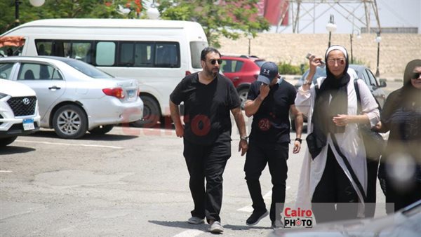 حسام حسني في جنازة