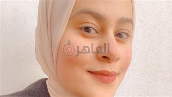 الطالبة الأولي على