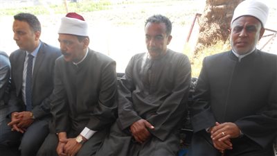 في إطار توجيهات الإمام الأكبر.. وكيل قطاع المعاهد الأزهرية يقدم واجب العزاء في طالب سوهاج