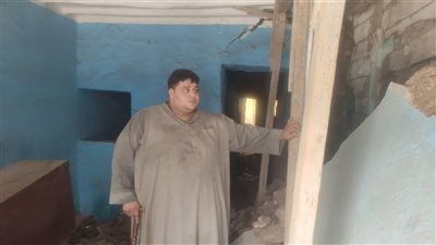 شاب وزنه 300 كجم بالمنوفية: البيت وقع عليا وقاعد في جراج من غير حمام | فيديو