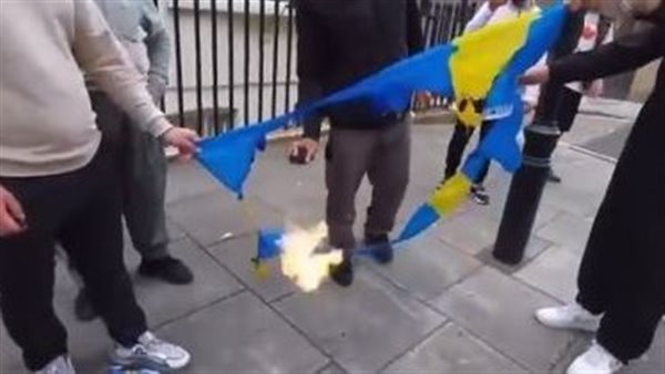 حرق علم السويد