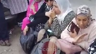 لم تتمالك دموعها.. انهيار ولية أمر أمام لجان امتحانات الثانوية العامة: ولادنا على تكة| فيديو