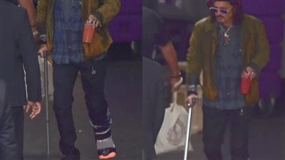 ما سبب ظهور جوني ديب بـ حذاء طبي وعكاز؟