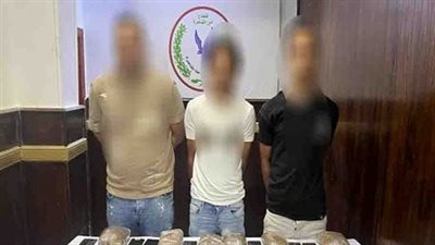 استروكس في دراجة نارية.. القبض على 3 أشخاص لاتهامهم بالإتجار في المواد المخدرة 