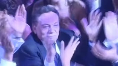 فيديو نادر.. الزعيم عادل إمام يرقص على أغنية الكباب في حفل زفاف ابنة شريف عرفة