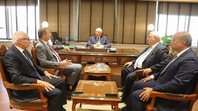 القصير يبحث مع البنك الزراعي زيادة القيمة التسليفية لبعض المحاصيل الاستراتيجية 