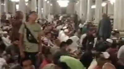 مواطن يوزع الحلوى على المصلين بمسجد الحسين في صلاة الجمعة | بث مباشر 