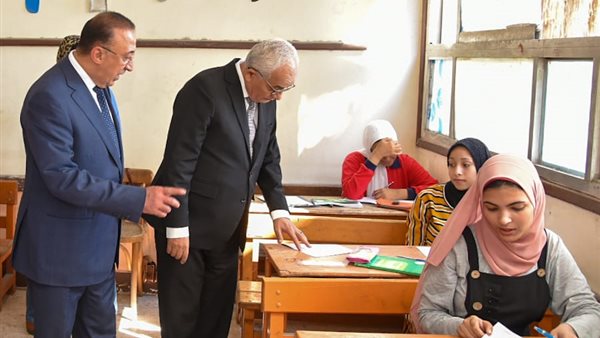 وزير التعليم من لجان