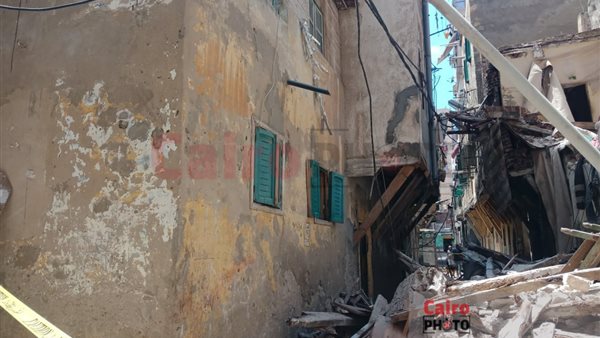 جانب من العقار المنهار