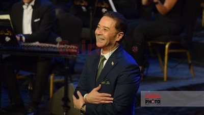 بعد الجدل حول مشروع الأساتذة.. مدحت صالح يدعو الفنانين مشاركته