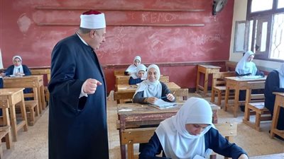 رئيس قطاع المعاهد الأزهرية يتفقد مركز أسئلة الشهادة الثانوية بأسيوط 