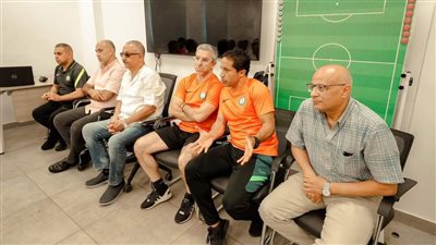 رئيس نادي البنك الأهلي يجتمع بالجهاز الفني واللاعبين قبل مواجهة غزل المحلة 