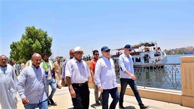 محافظ الأقصر يتفقد الممشى الزجاجي والكورنيش الجديد بالبر الغربي | صور