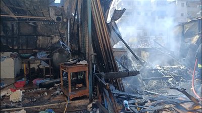 تفاصيل نشوب حريق داخل محل أسماك في سوق المعمورة بالإسكندرية | بث مباشر